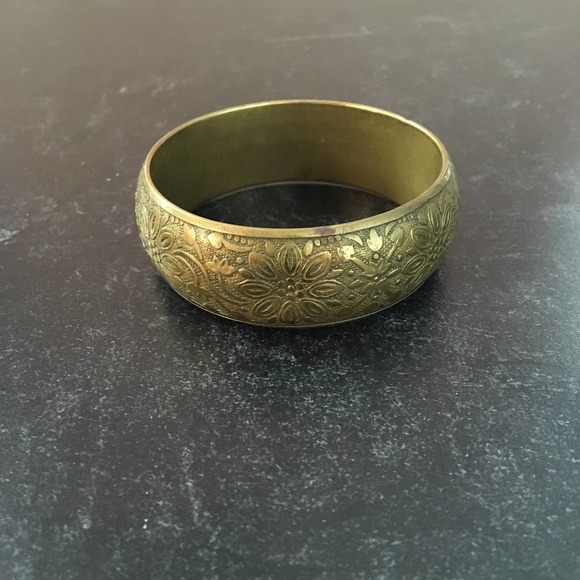 Gold brass floral etched wide bangle bracelet - Picture 5 of 9